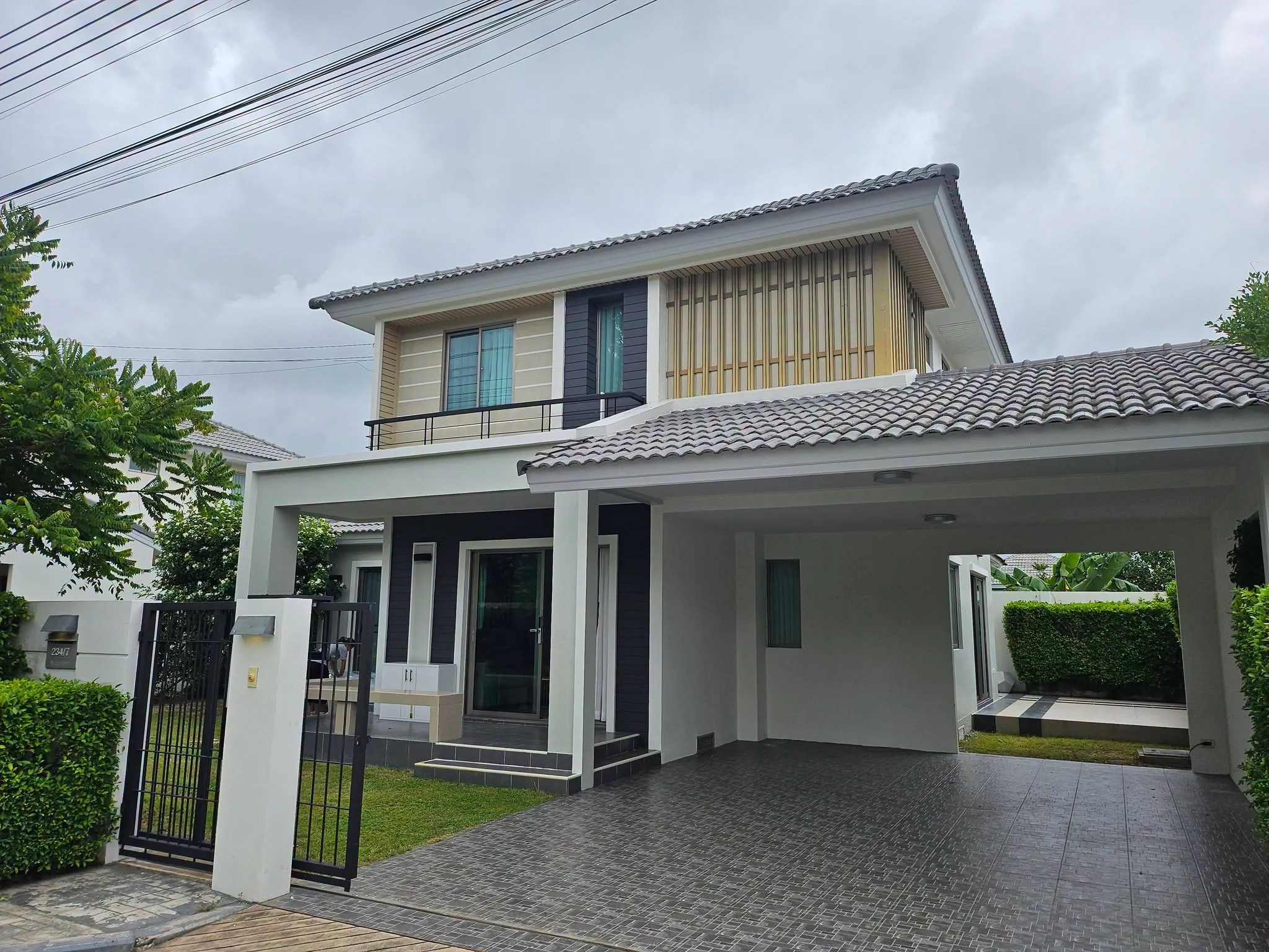 Modern 4-Bedroom Garden Home at Cheewit Nai Suan Rong Po