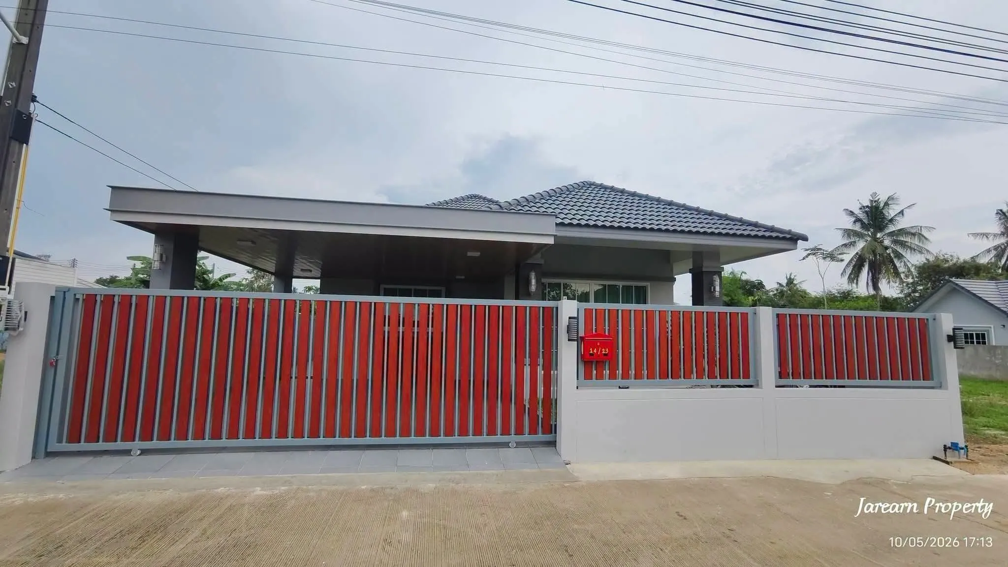 Contemporary Single-Storey Residence near Mabprachan Reservoir