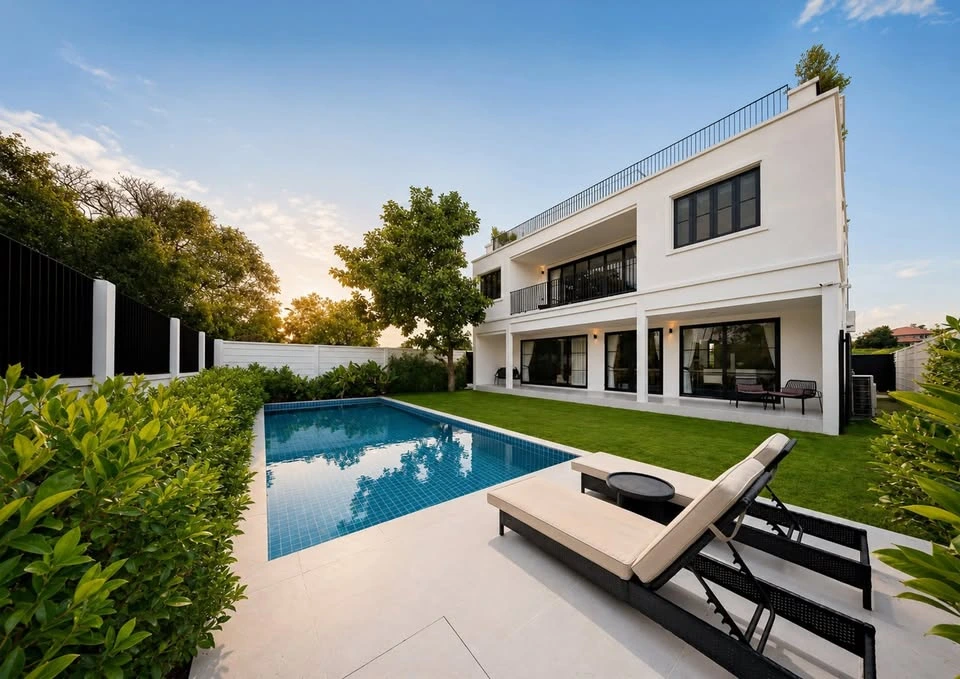Luxurious 3-Storey Modern Pool Villa near Mabprachan Lake